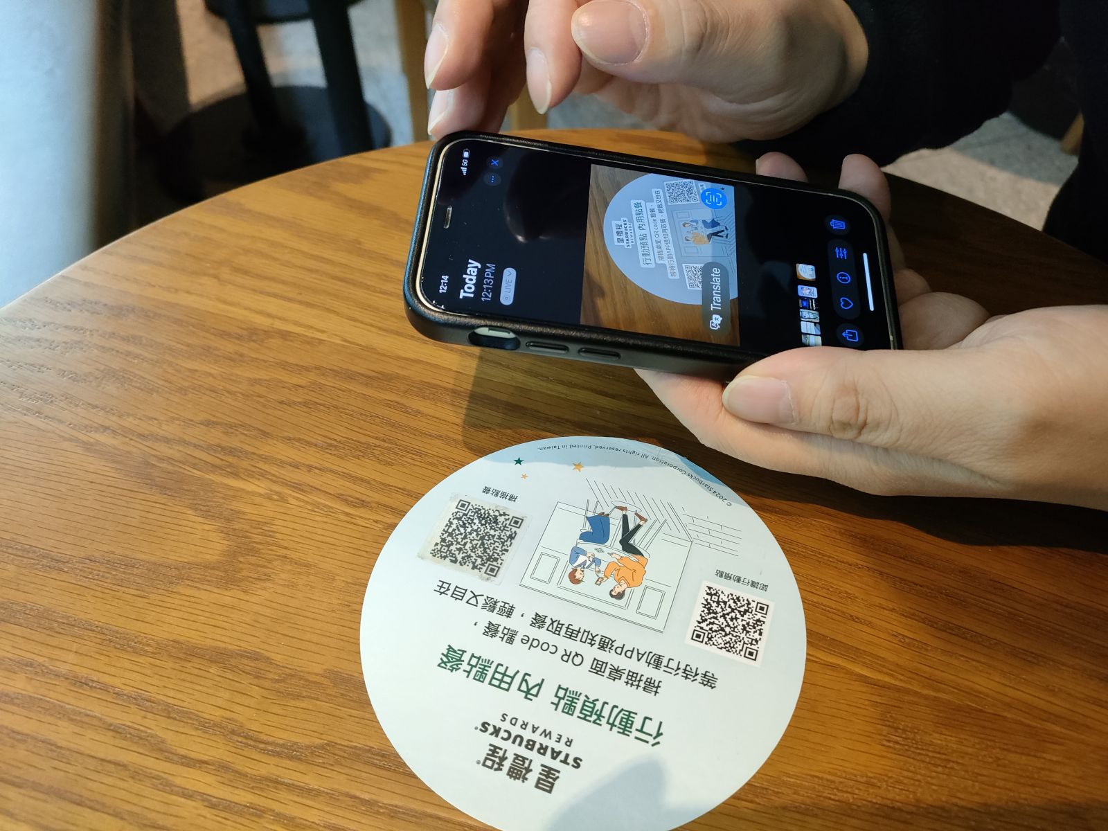 咖啡廳的桌上有幾個字樣，他打開iPhone內建功能Speak Screen，只要拍下，iPhone 就會朗讀螢幕上的文字。